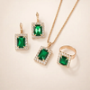 Elegant halsband i vitguld med diskret grön zirkonia