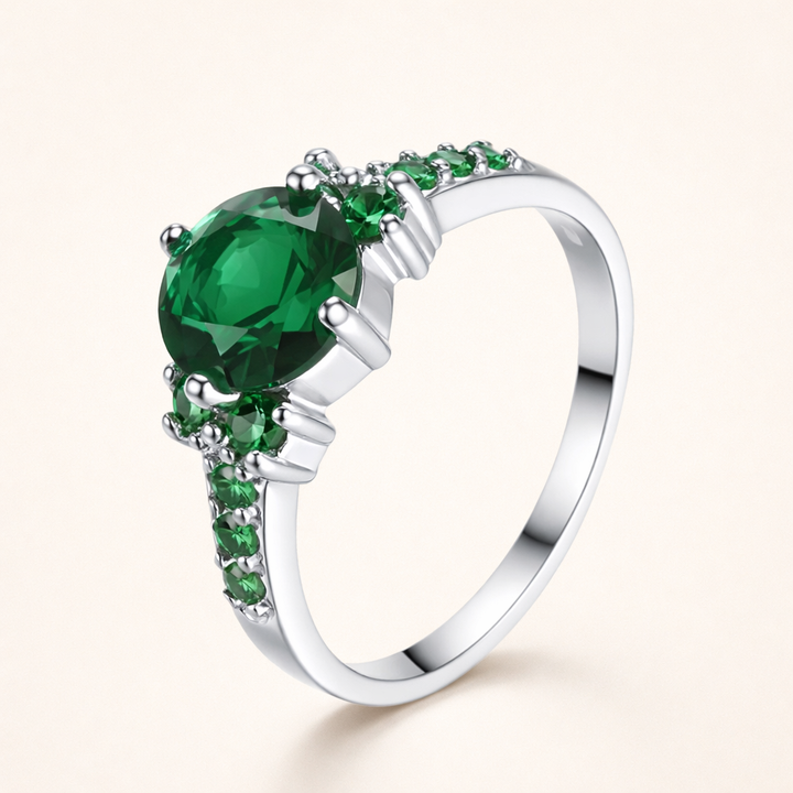 Elegant ring i vitguld med förfinad design