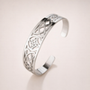 Elegant ihåligt armband i silver med förfinad finish