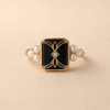 Elegant guldring med antik svart pärla
