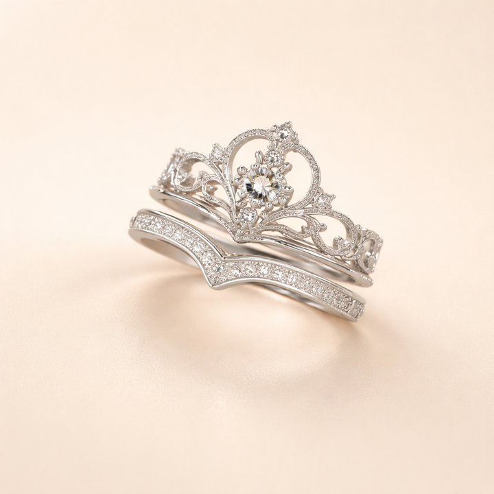 Elegant ringset i silver med glänsande krona