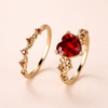 Elegant guldring med hjärtdetalj