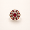 Elegant guldring med scharlakansröda blomblad