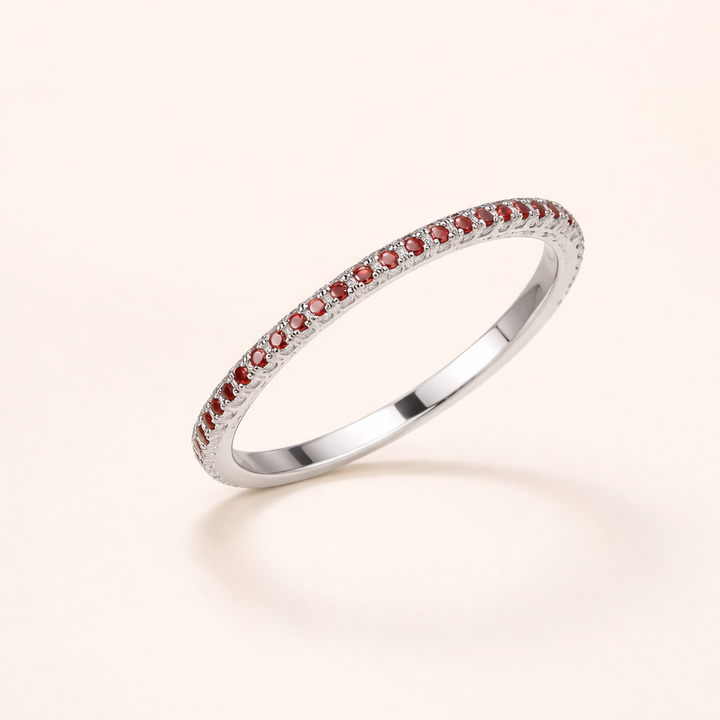 Elegant ring i vitguld med diskreta zirkoniadetaljer