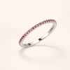Elegant ring i vitguld med diskreta zirkoniadetaljer