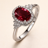 Elegant ring i vitguld med diskret zirkoniadetalj