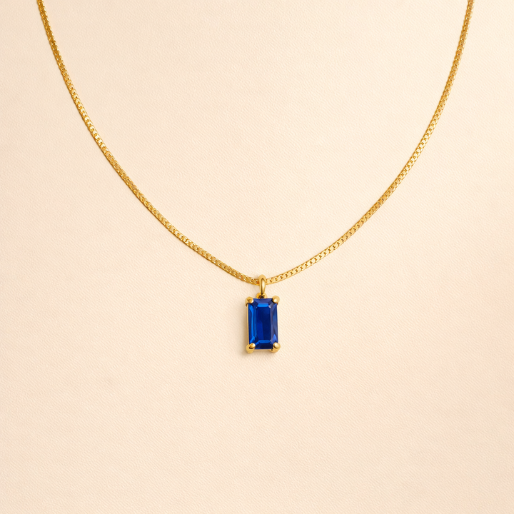 Elegant halsband i vitguld med safirhänge