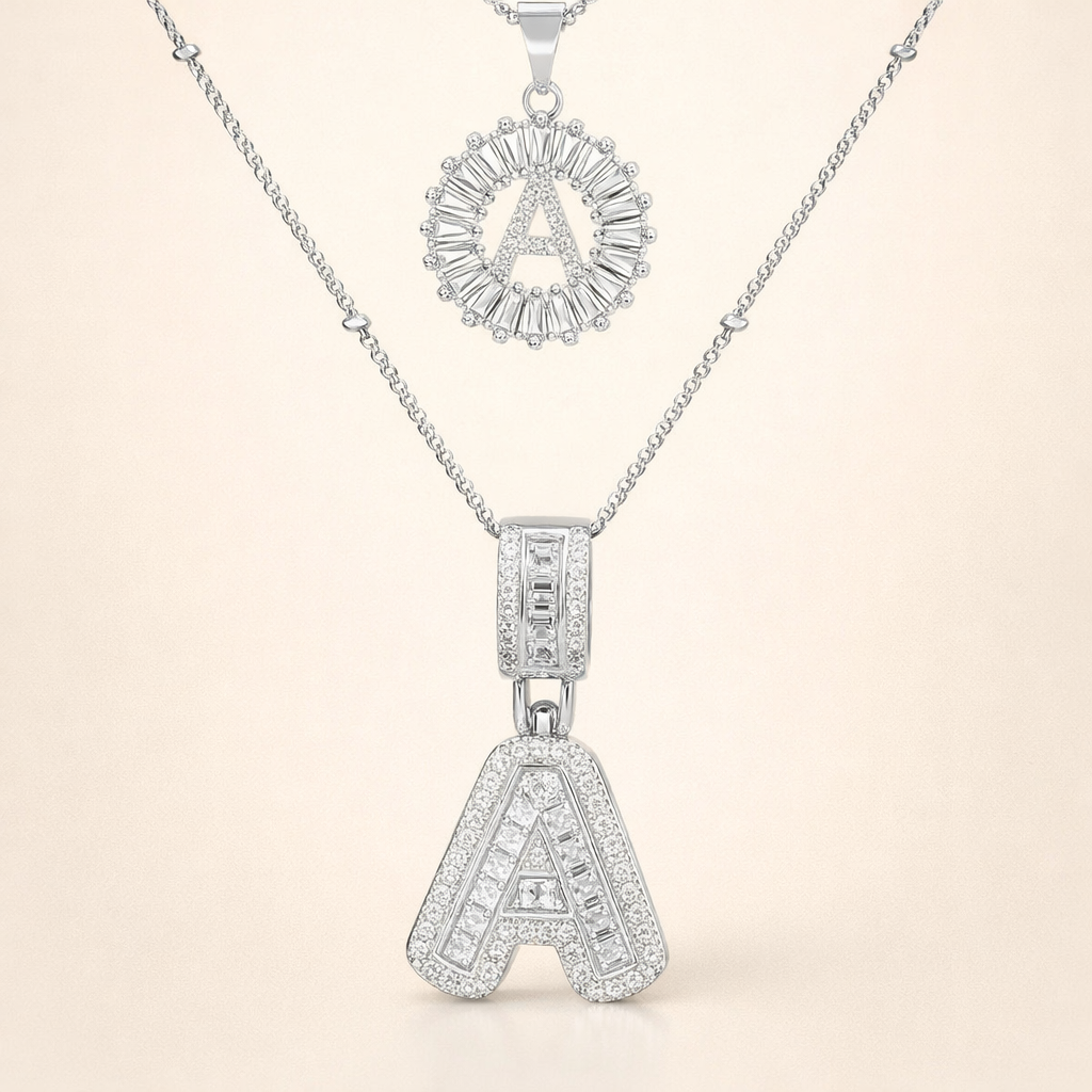 Elegant initialhalsband i vitguld med pavéstenar