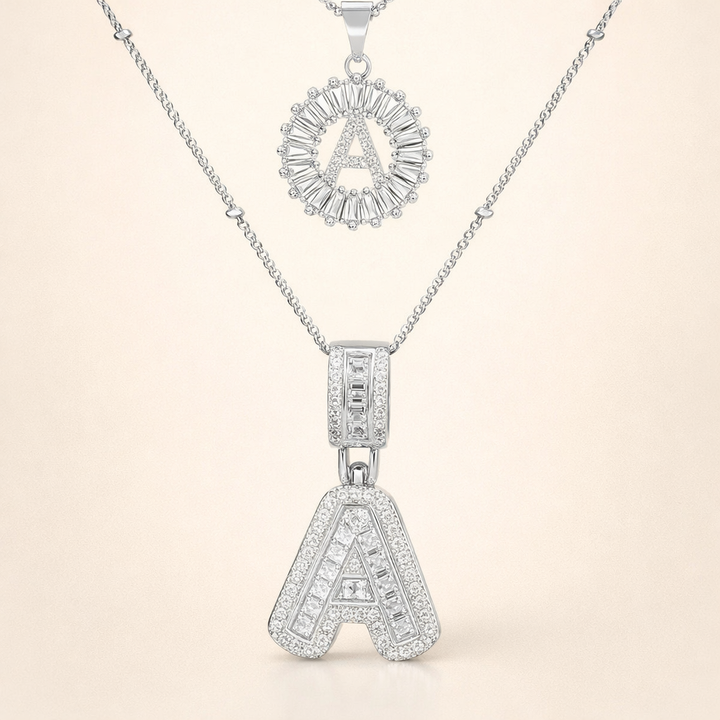 Elegant initialhalsband i vitguld med pavéstenar
