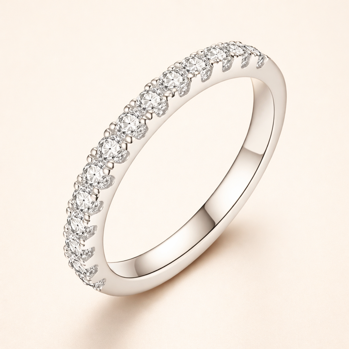 Elegant ring i vitguld med förfinad design