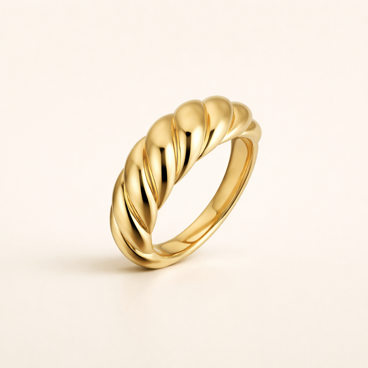 Elegant ring i vitguld med förfinade vågor