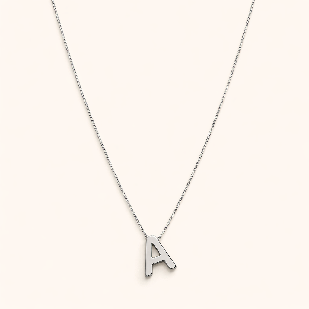 Förfinat halsband i vitguld med initialhänge.