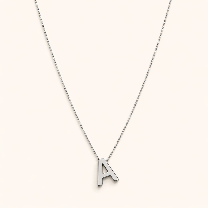 Förfinat halsband i vitguld med initialhänge.