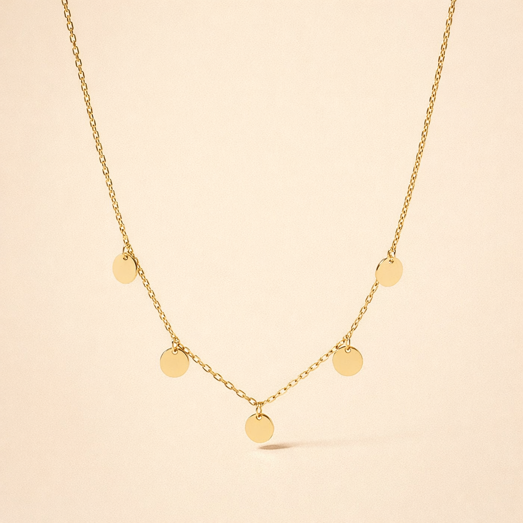 Elegant silverhalsband med odlade pärlor och förfinade detaljer
