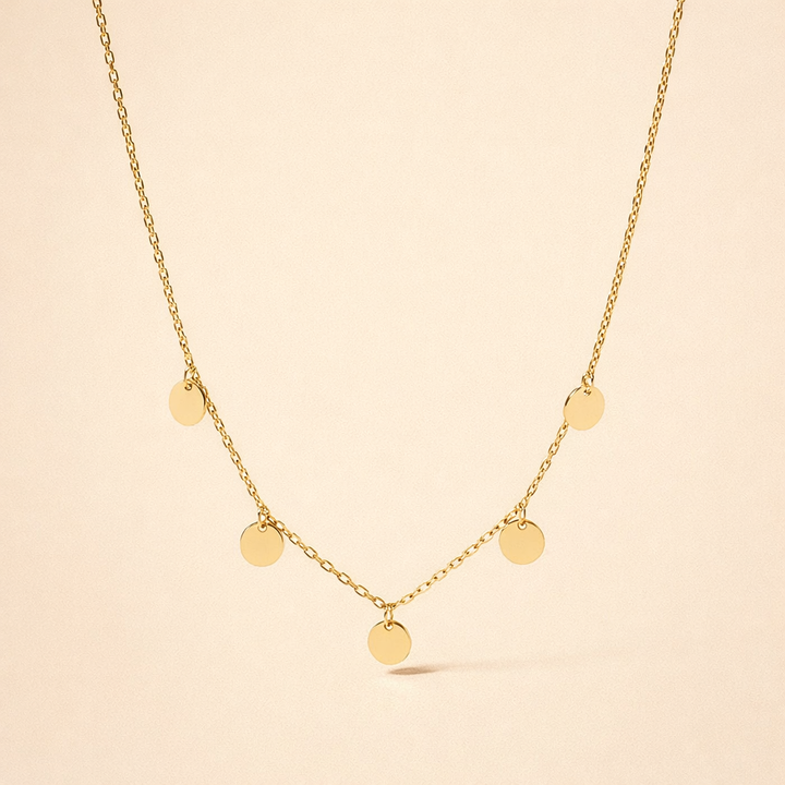 Elegant silverhalsband med odlade pärlor och förfinade detaljer