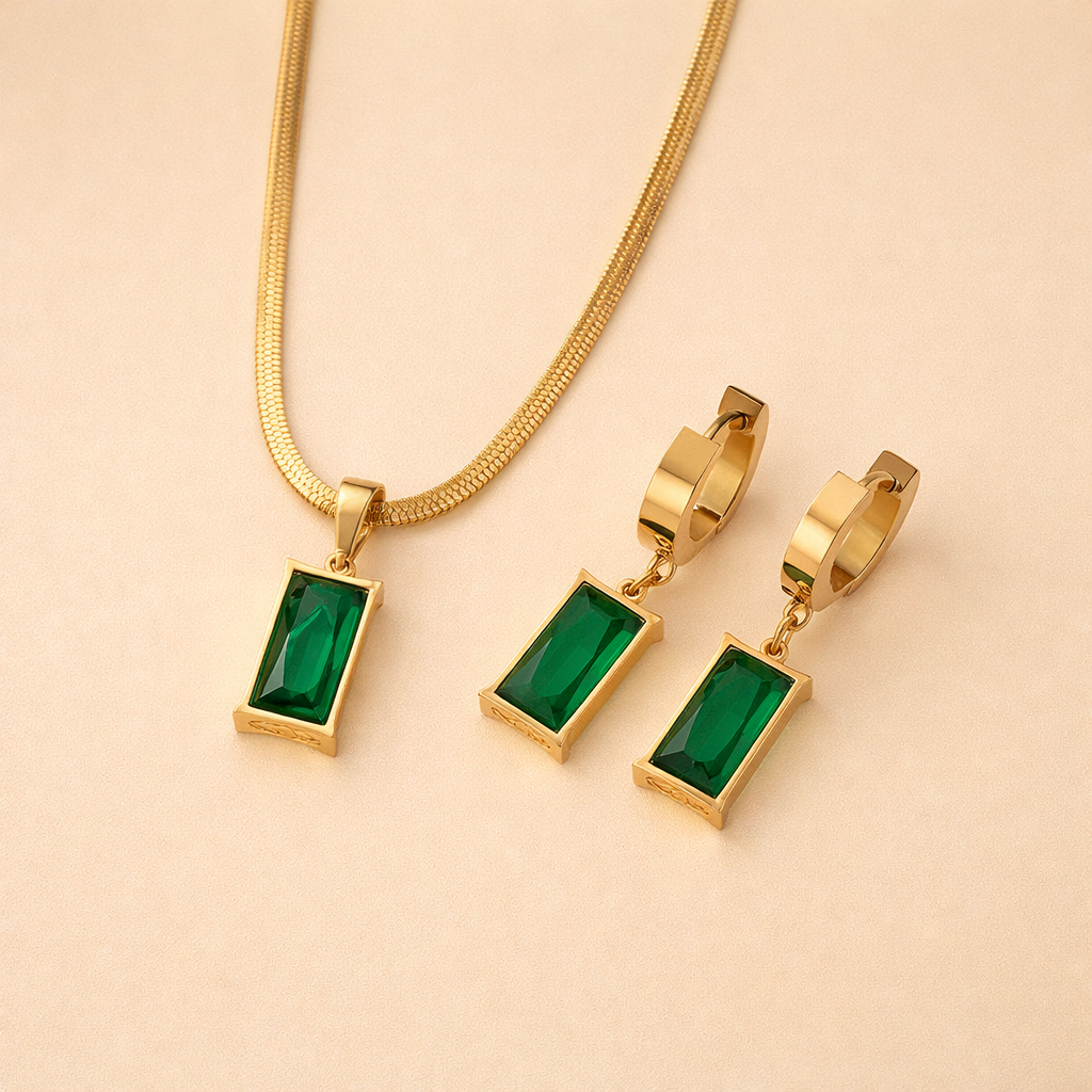 Elegant guldhalsband med måne och zirkonia