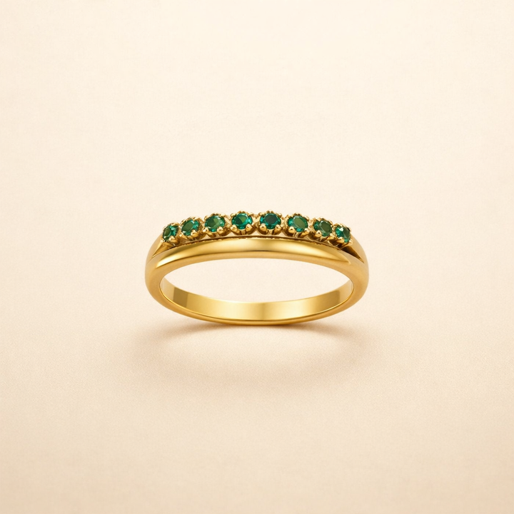 Elegant, smaragdgrön ring med förfinade lager