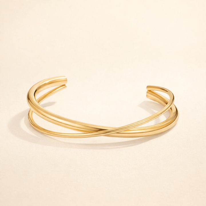Elegant guldarmband med en förfinad twist