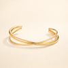 Elegant guldarmband med en förfinad twist