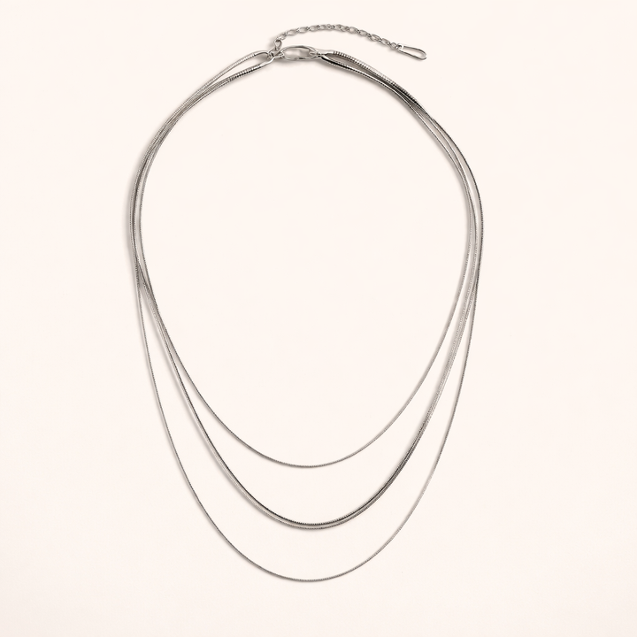 Elegant silverhalsband med flera lager