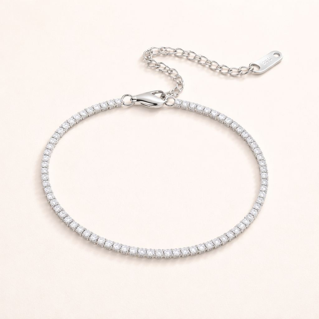 Elegant tennisarmband i silver med diskret zirkonia