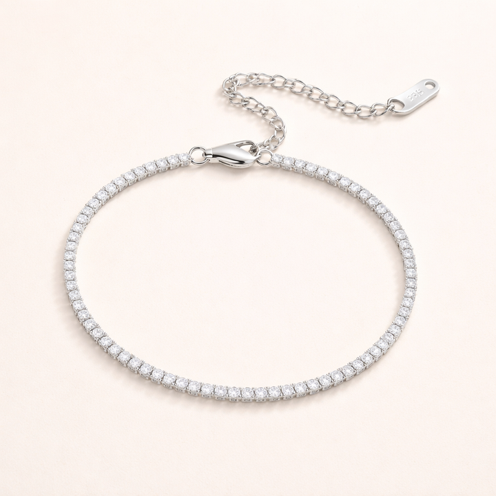 Elegant tennisarmband i silver med diskret zirkonia