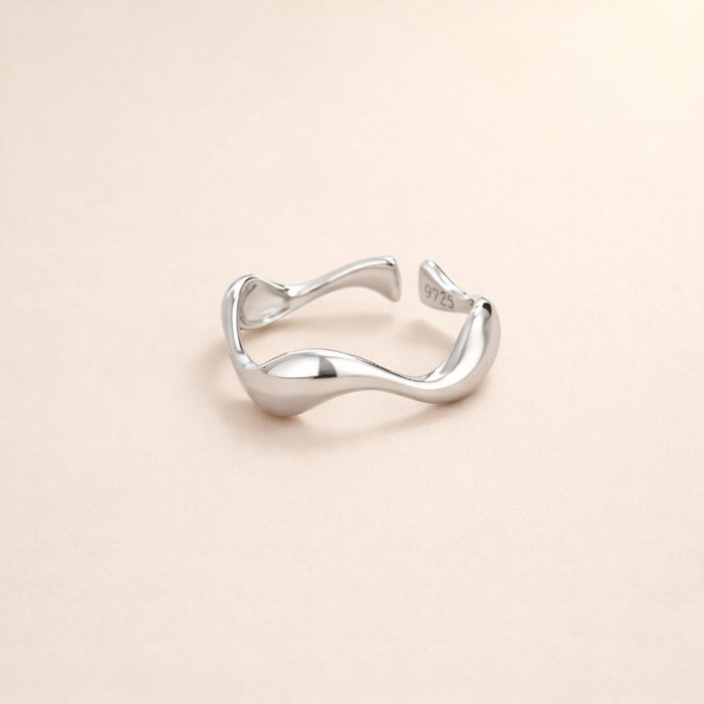 Elegant silverring med våg och förfinade linjer