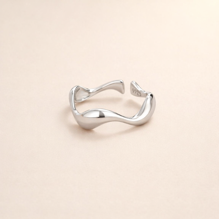 Elegant silverring med våg och förfinade linjer