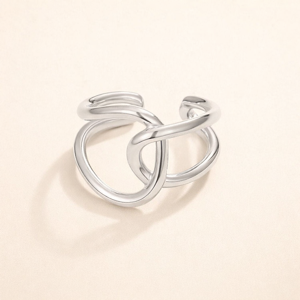 Elegant silverring med diskreta zirkoniadetaljer