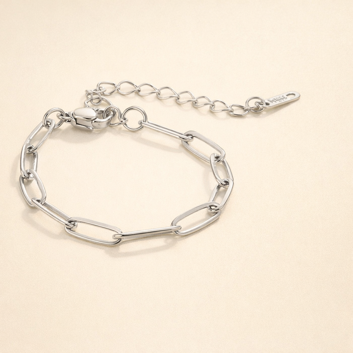 Minimalistiskt silverarmband med eleganta länkar