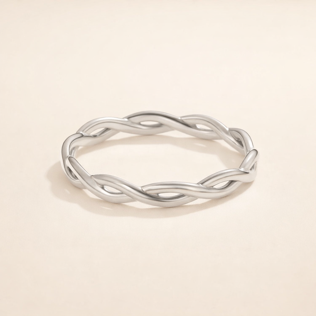 Elegant vriden silverring med diskret glans