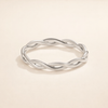 Elegant vriden silverring med diskret glans