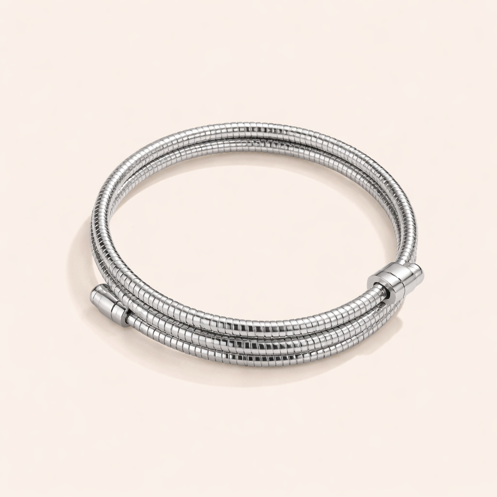 Förfinat silverarmband med en diskret twist
