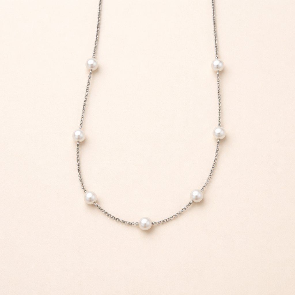 Elegant silverhalsband med pärla och förfinade detaljer