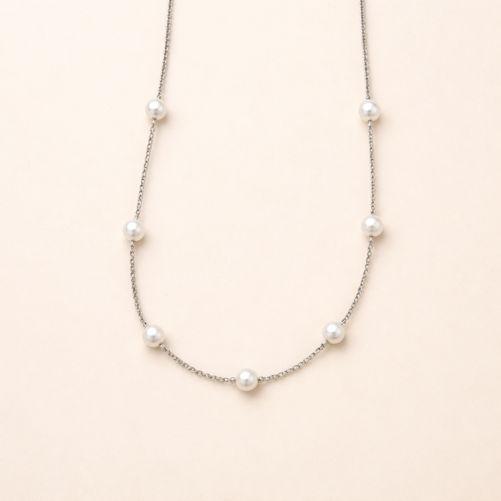 Elegant silverhalsband med pärla och förfinade detaljer