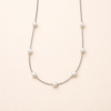 Elegant silverhalsband med pärla och förfinade detaljer