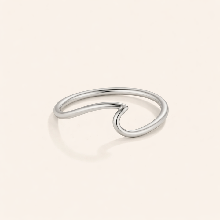 Elegant silverring med våg och förfinade linjer