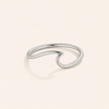 Elegant silverring med våg och förfinade linjer