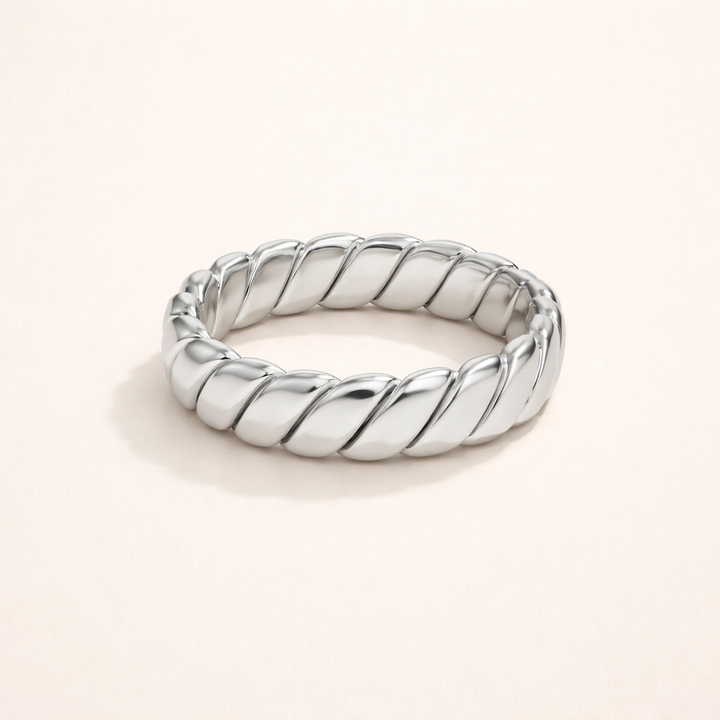 Elegant silverring med en förfinad twist