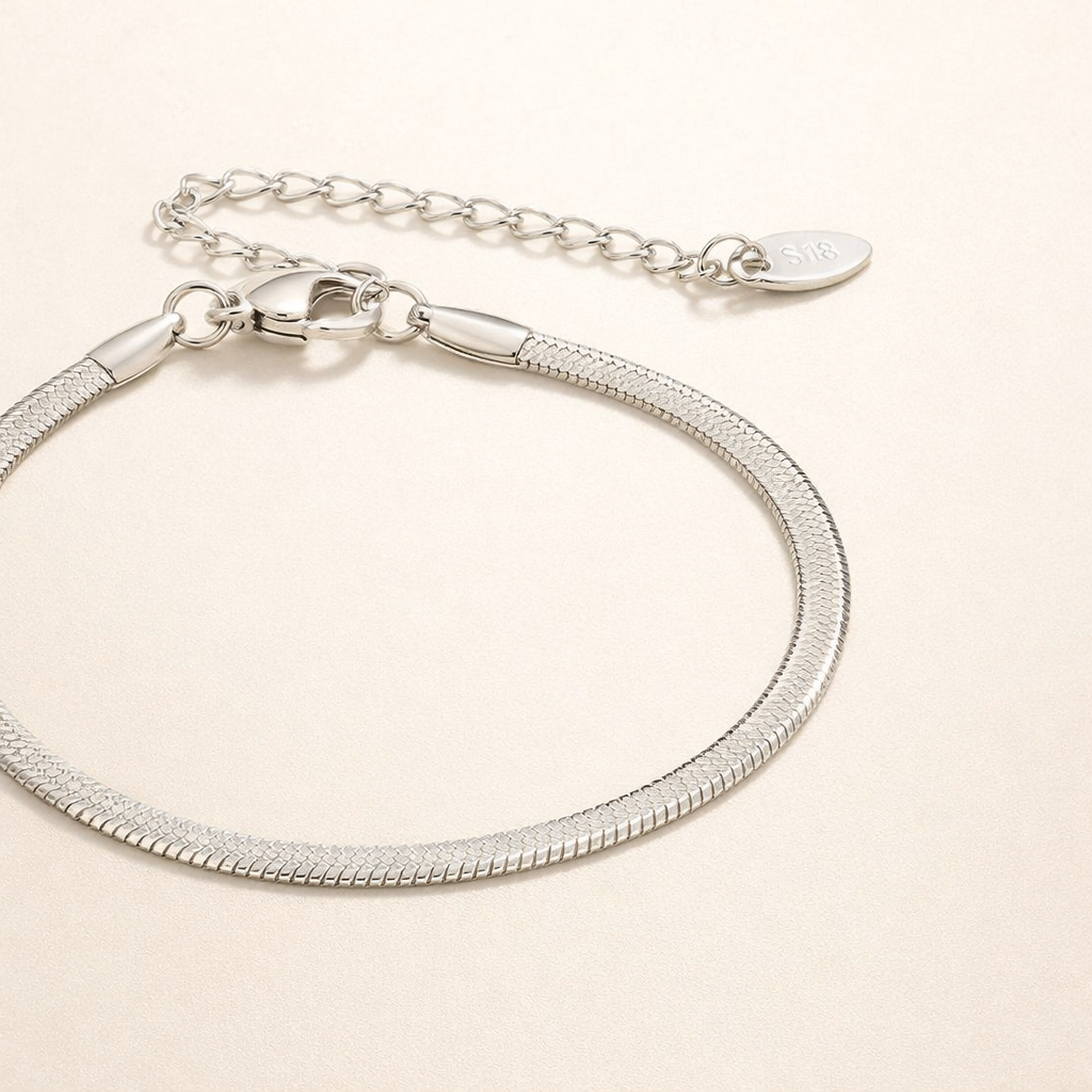 Elegant silverarmband med ormmotiv