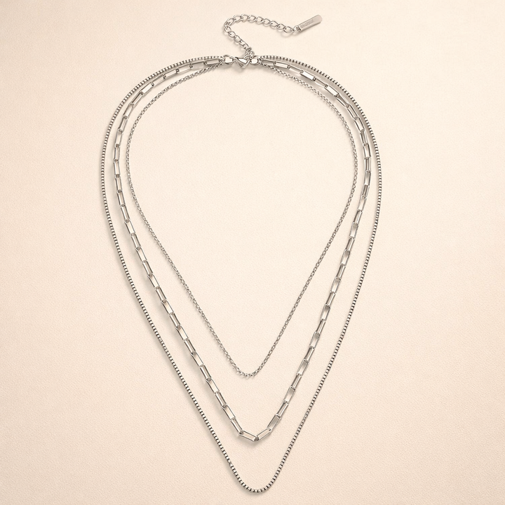 Elegant silverhalsband med blixtmotiv och diskreta detaljer