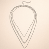Elegant silverhalsband med blixtmotiv och diskreta detaljer
