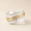 Elegant smal ring i guld och silver med förfinad design