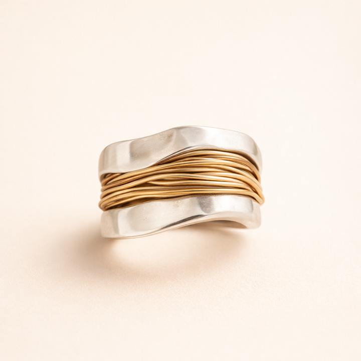 Elegant silverring med förfinade guldaccenter
