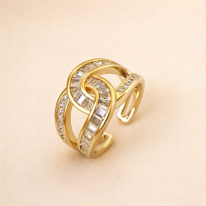 Knuten ring i roséguld med diskreta detaljer