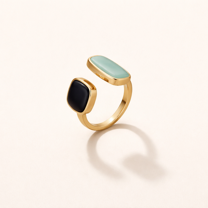 Elegant silverring i wrap-stil med diskreta skuggdetaljer