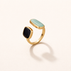 Elegant silverring i wrap-stil med diskreta skuggdetaljer