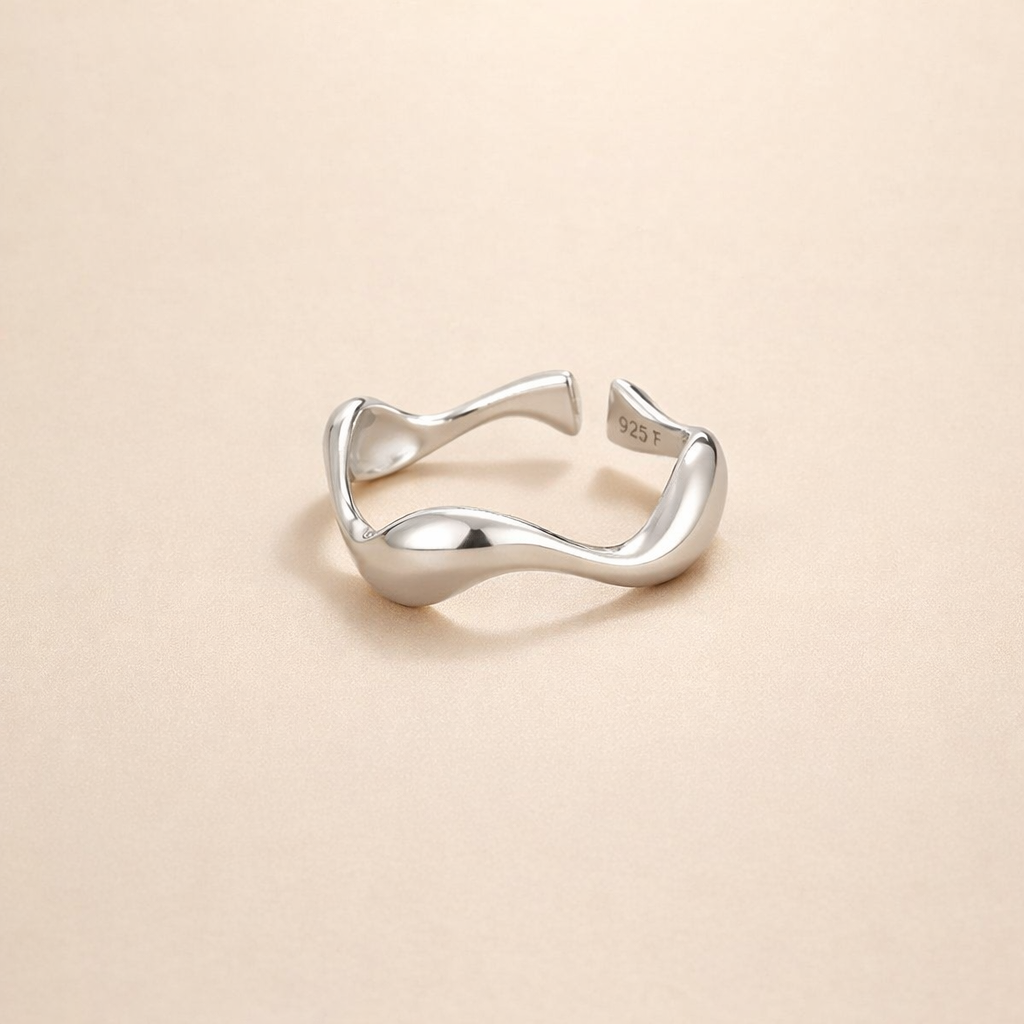 Elegant silverring med våg och förfinade linjer