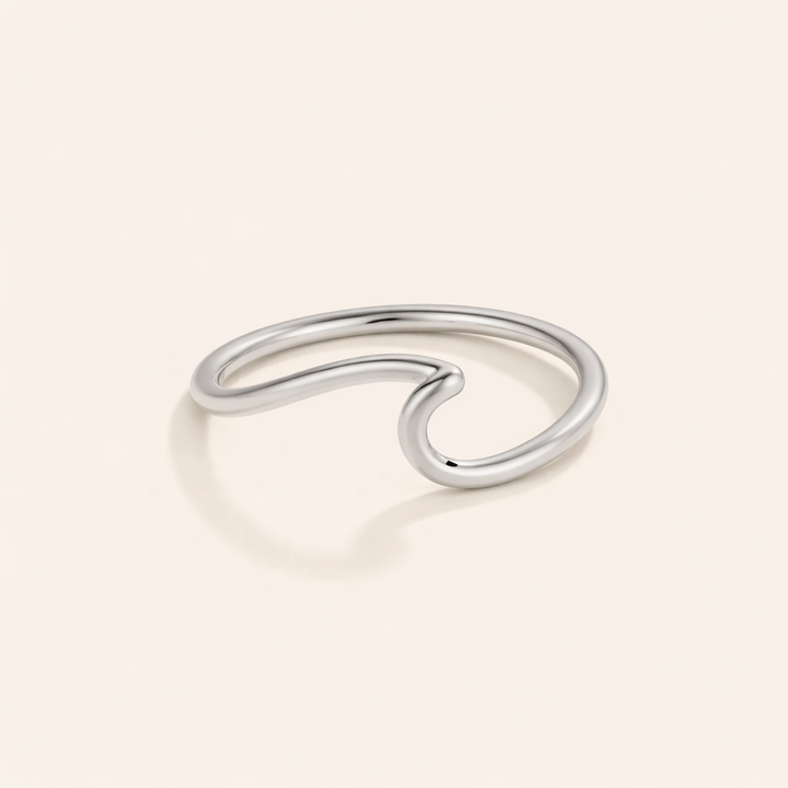 Silverring med våg och förfinade detaljer