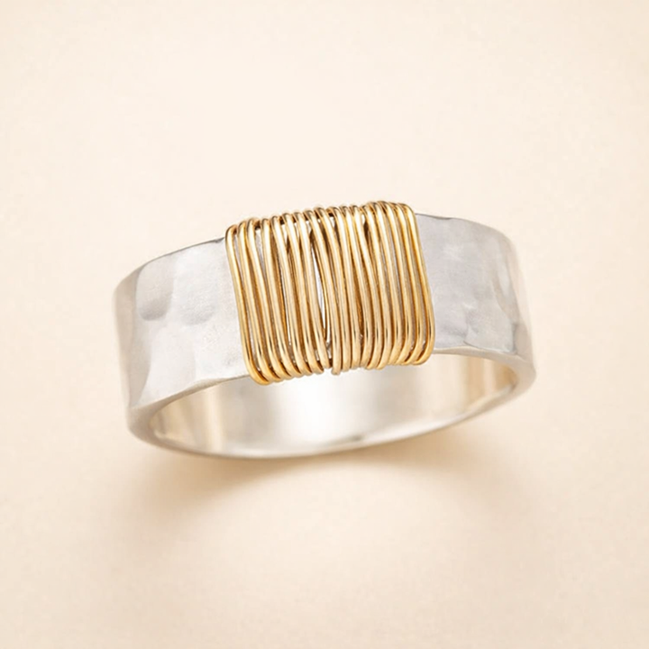 Elegant guldring med förfinad trådstruktur